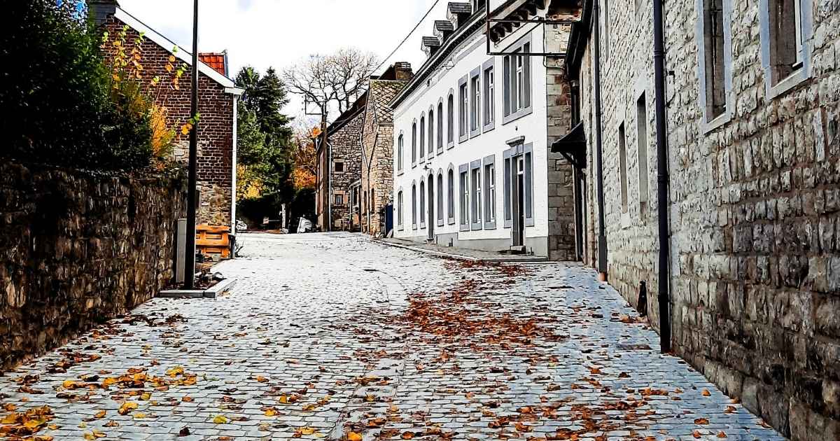Rue pavée typique d'un village rural namurois, illustrant le marché immobilier à Gesves, Ohey et Andenne