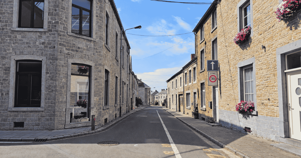 Rue bordée de maisons en pierre dans un village de la province de Namur en Wallonie