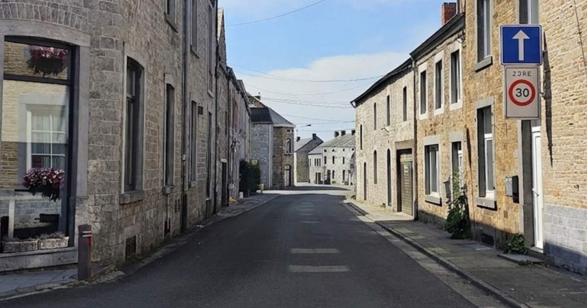 Rue pavée typique d'un village rural namurois, illustrant le marché immobilier à Gesves, Ohey et Andenne