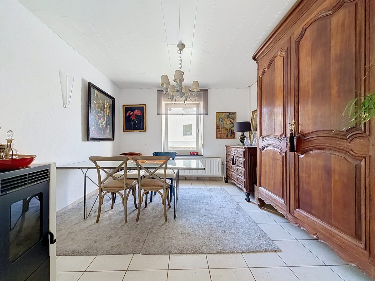 Photographie immobilière d'une salle à manger lumineuse, illustrant la qualité des reportages photo professionnels proposés par Immobilière Liberty.